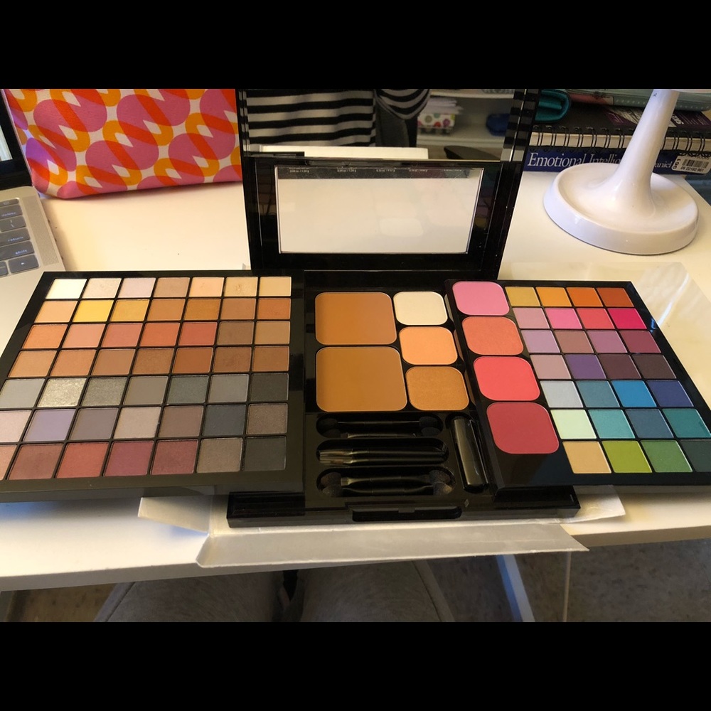 NYX professional eyeshadow palette